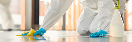 Eine Person putzt den Boden