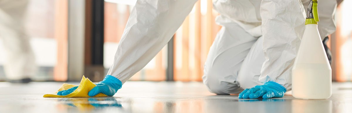 Eine Person putzt den Boden