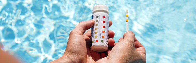 Testkit am Poolbeckenrand 