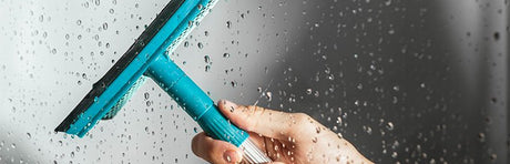 Eine Dusche wird gereinigt