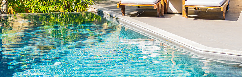 Ein Pool beim Sonnenschein