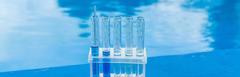 Pooltester am Beckenrand 