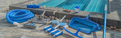 Poolreinungsprodukte am Beckenrand