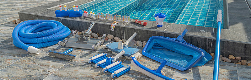 Poolreinungsprodukte am Beckenrand