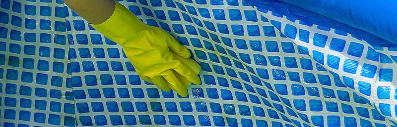 Die Poolfolie wird mit einem Schwamm gereinigt.