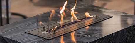 Ein Tischkamin brennt hell.