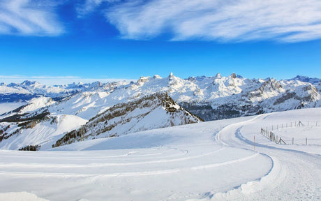 Schnee und schneebedeckte Berge.