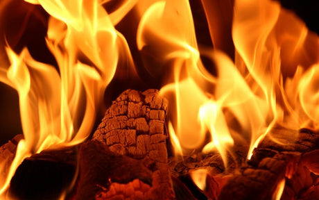 Ein Kaminfeuer brennt.