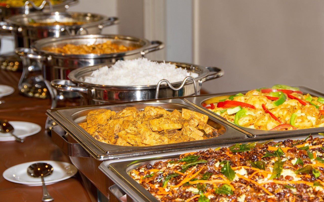 Ein warmes Buffet ist aufgebaut.