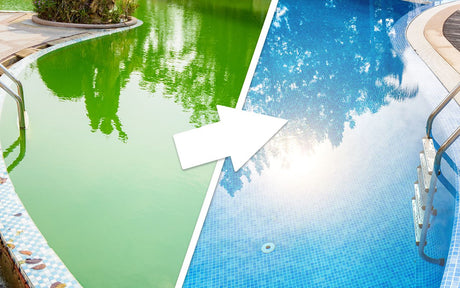 Das Poolwasser wechselt seine Farbe von grün zu blau 