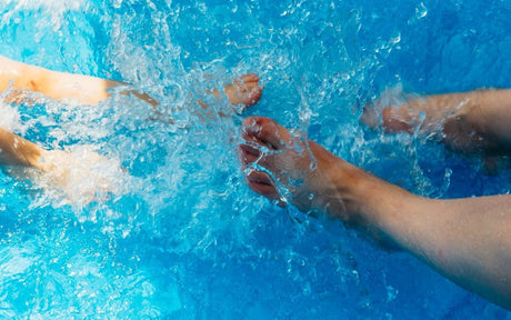 Füße im Poolwasser