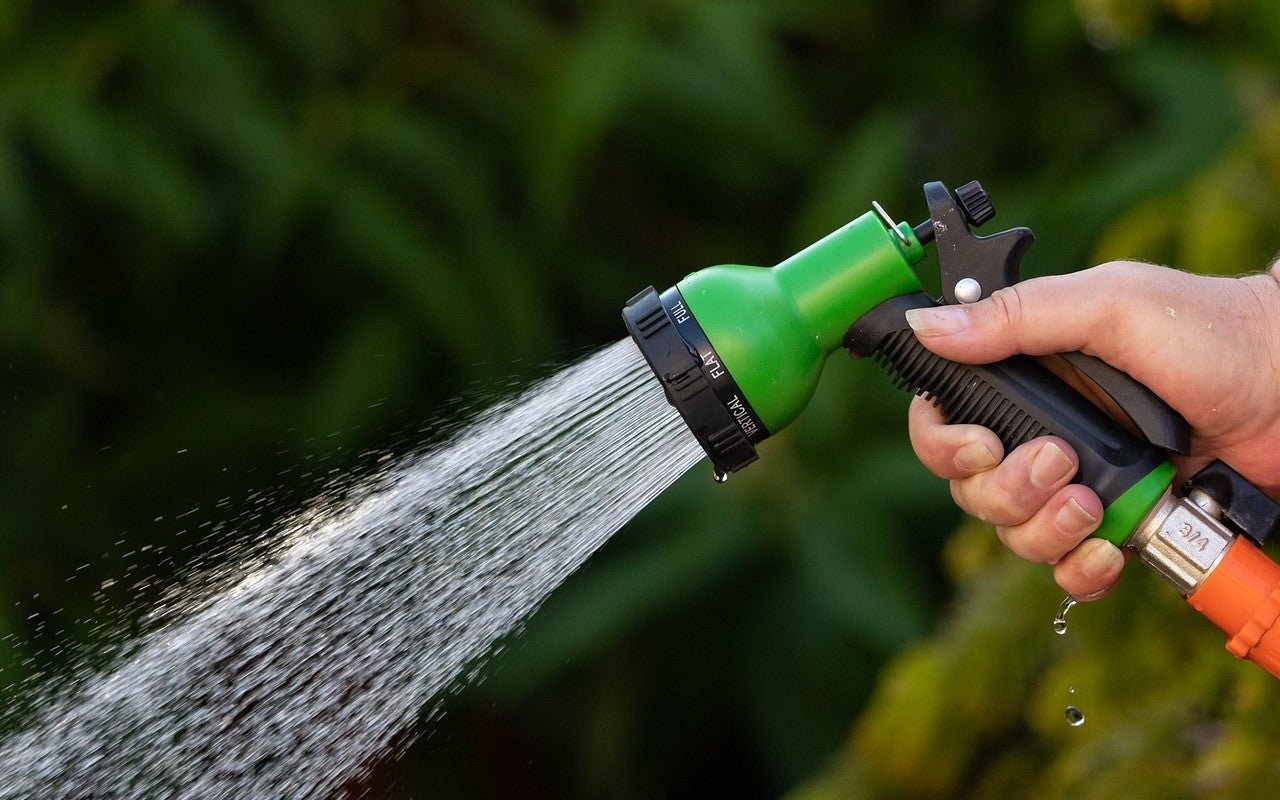 Ein Gartenschlauch aus dem Wasser spritzt 